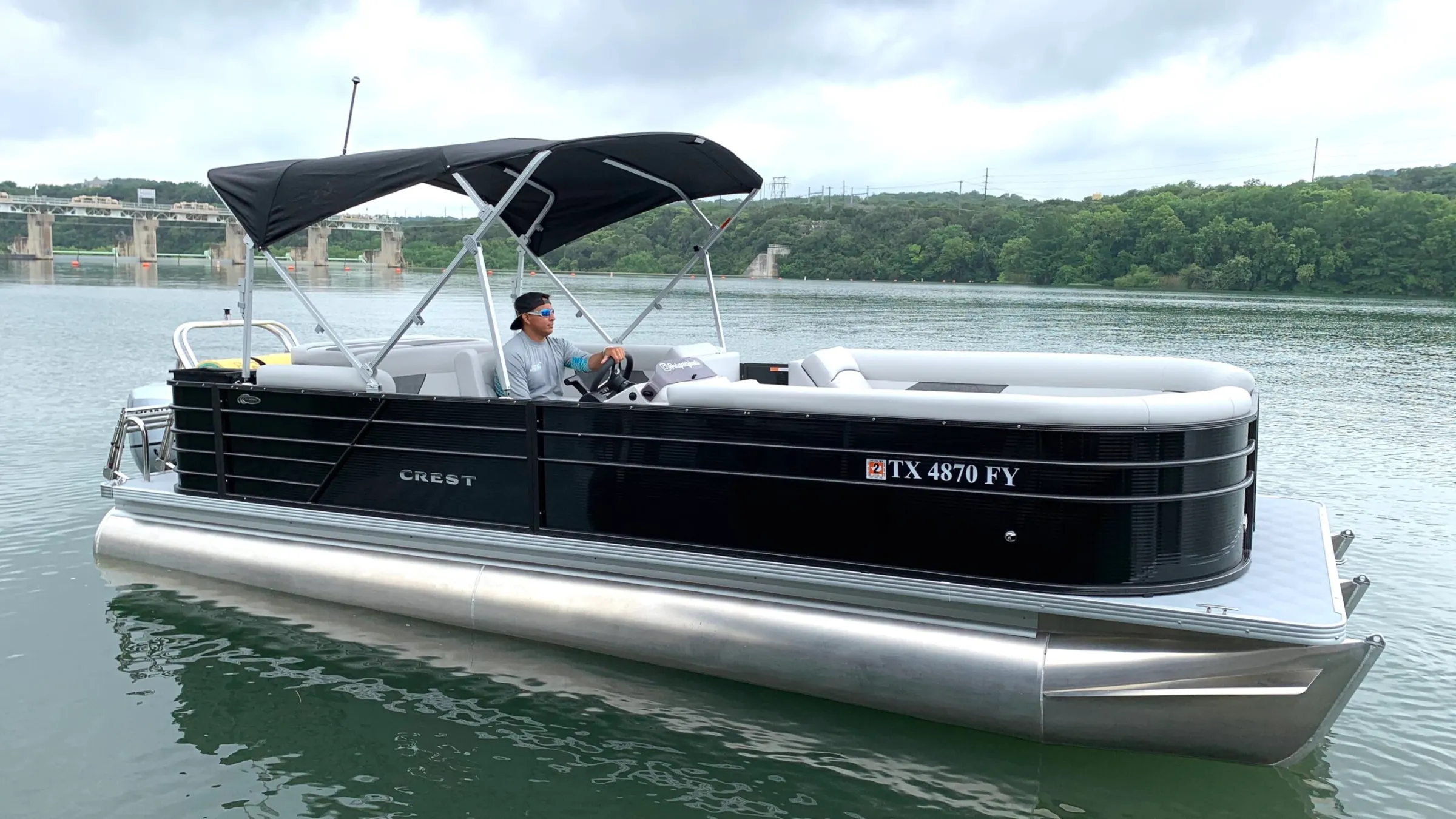 Pontoon boat